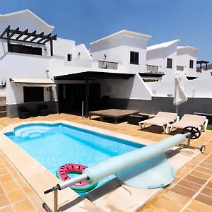 Beautiful And Luxurious With Heated Pool And Free Wi-fi In Playa Blanca. Villa